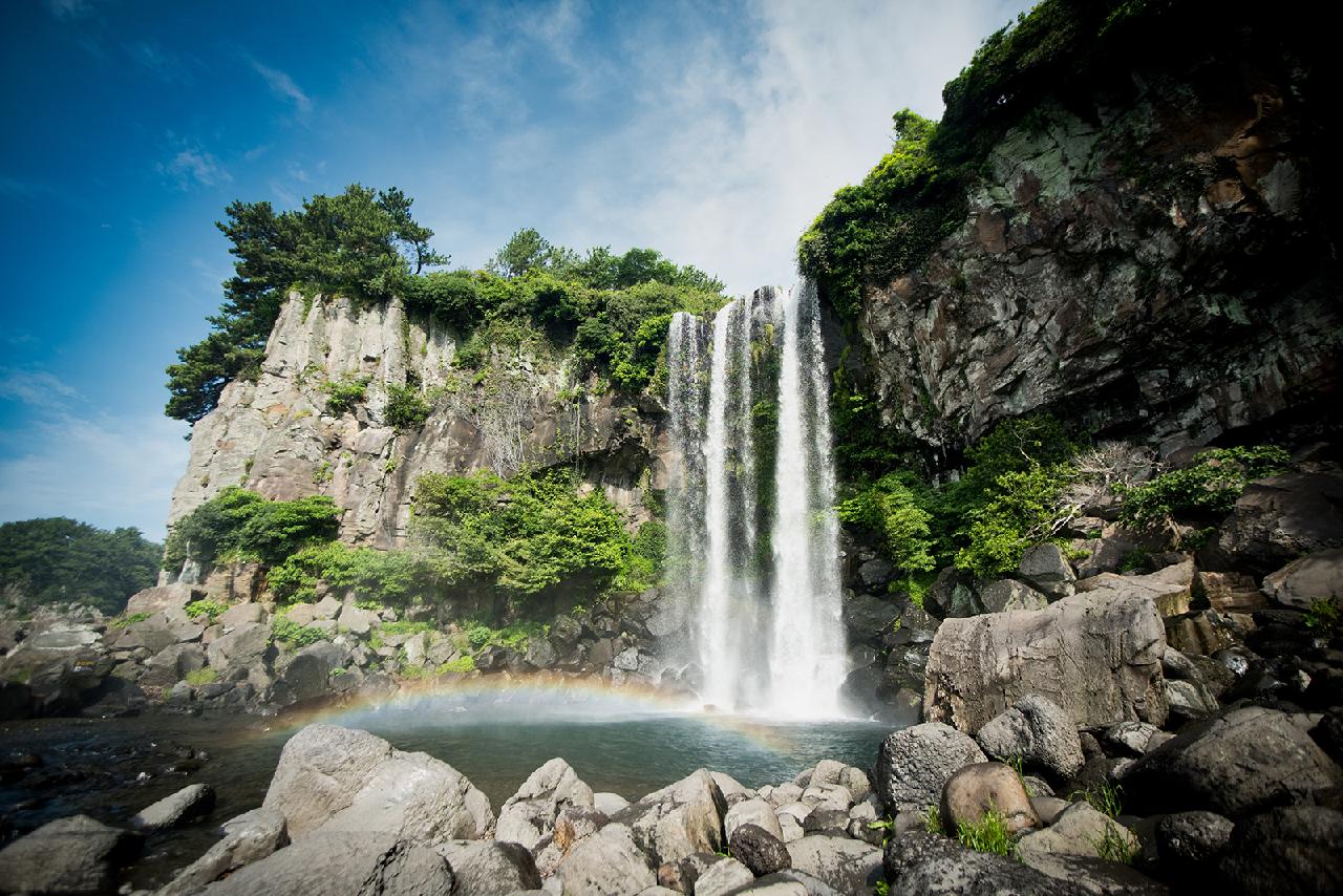 6 Best Jeju Waterfalls You Need to See - MMM